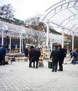 卡尔马克斯大街。这里有各种各样的艺术品和工艺品。