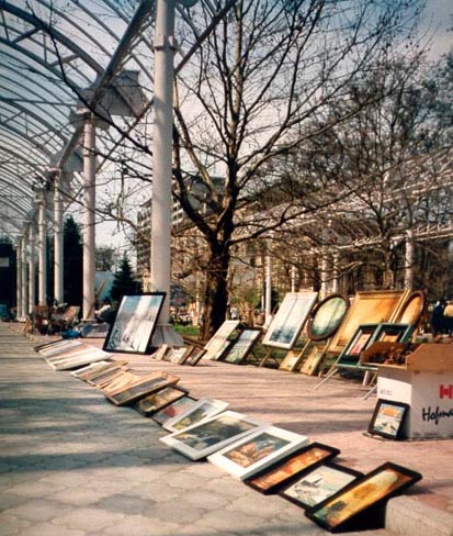 卡尔马克斯大街。这里有各种各样的艺术品和工艺品。